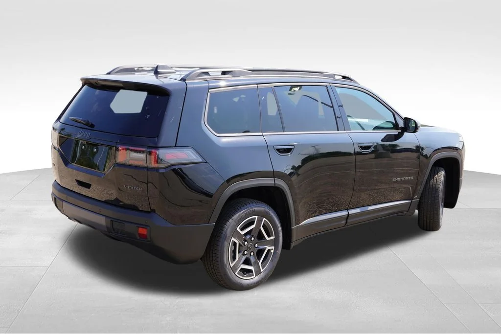 New 2026 Diamond Black Crystal Pearl-Coat Exterior Paint Jeep Limited image 3