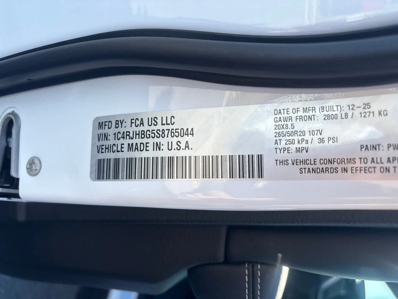 New 2025 Bright White Clear-Coat Exterior Paint Jeep Limited image 30