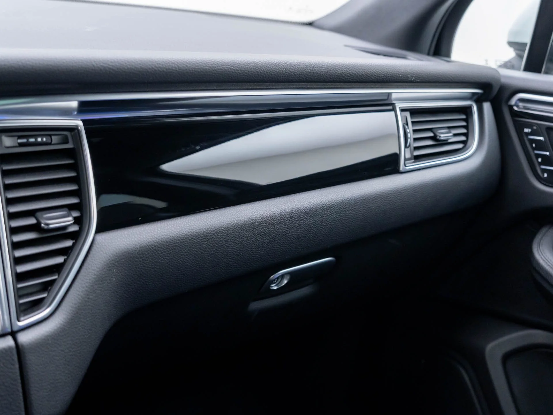 Used 2017  Porsche  image 29