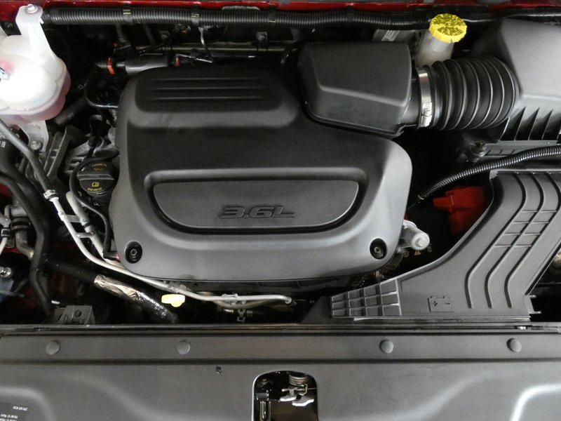 Used 2024 RED Chrysler Pinnacle FWD image 33