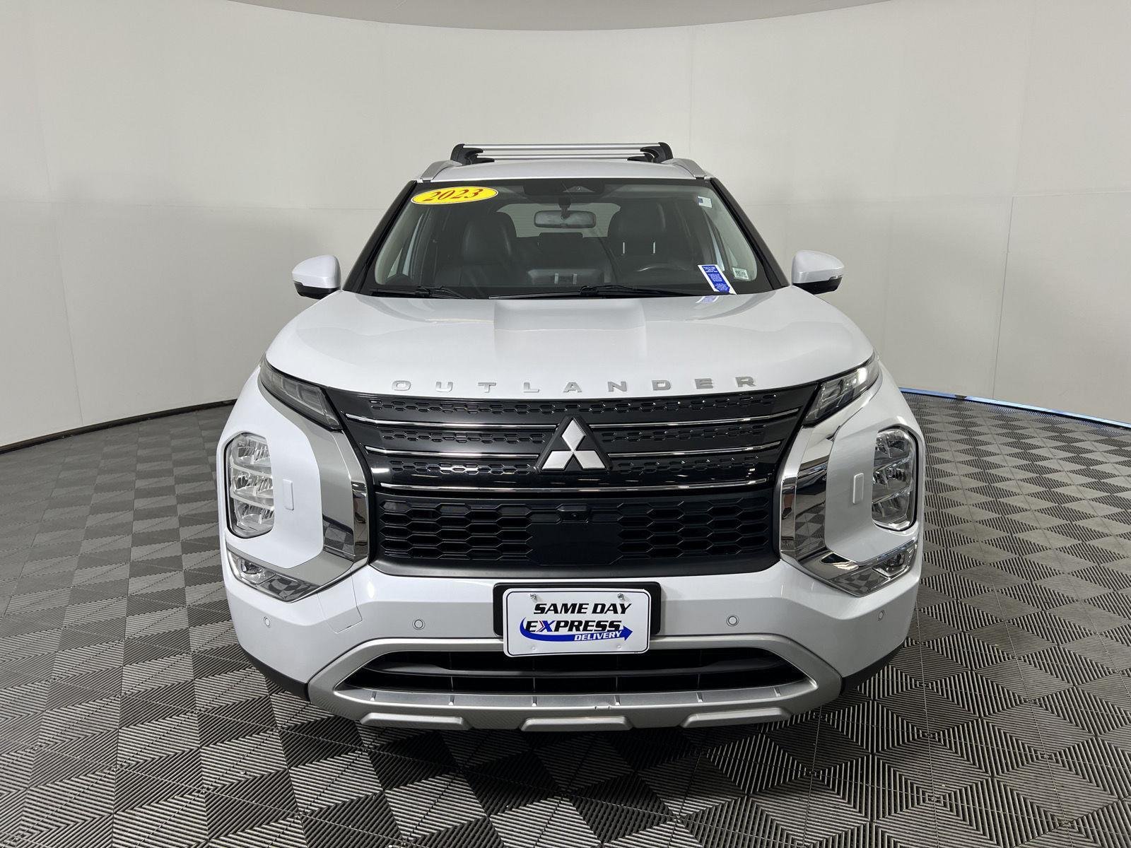 Used 2023 White Diamond Mitsubishi SE image 10