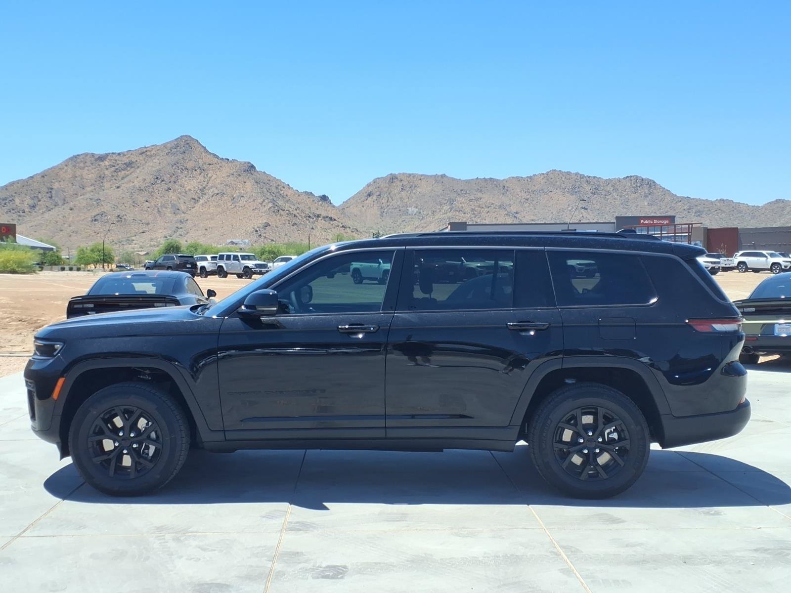 New 2026 Diamond Black Crystal Pearl-Coat Exterior Paint Jeep Laredo Altitude image 3