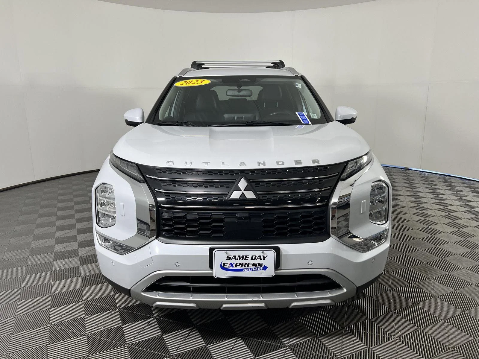 Used 2023 White Diamond Mitsubishi SE image 10