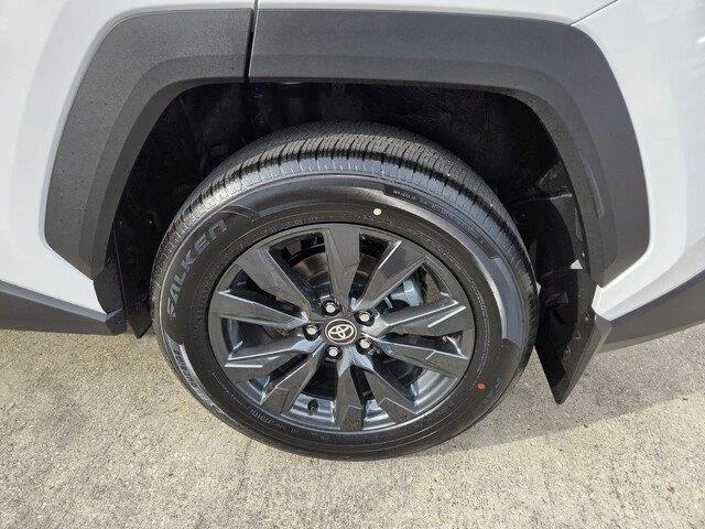 Used 2026 Ice Cap Toyota XLE Premium image 25
