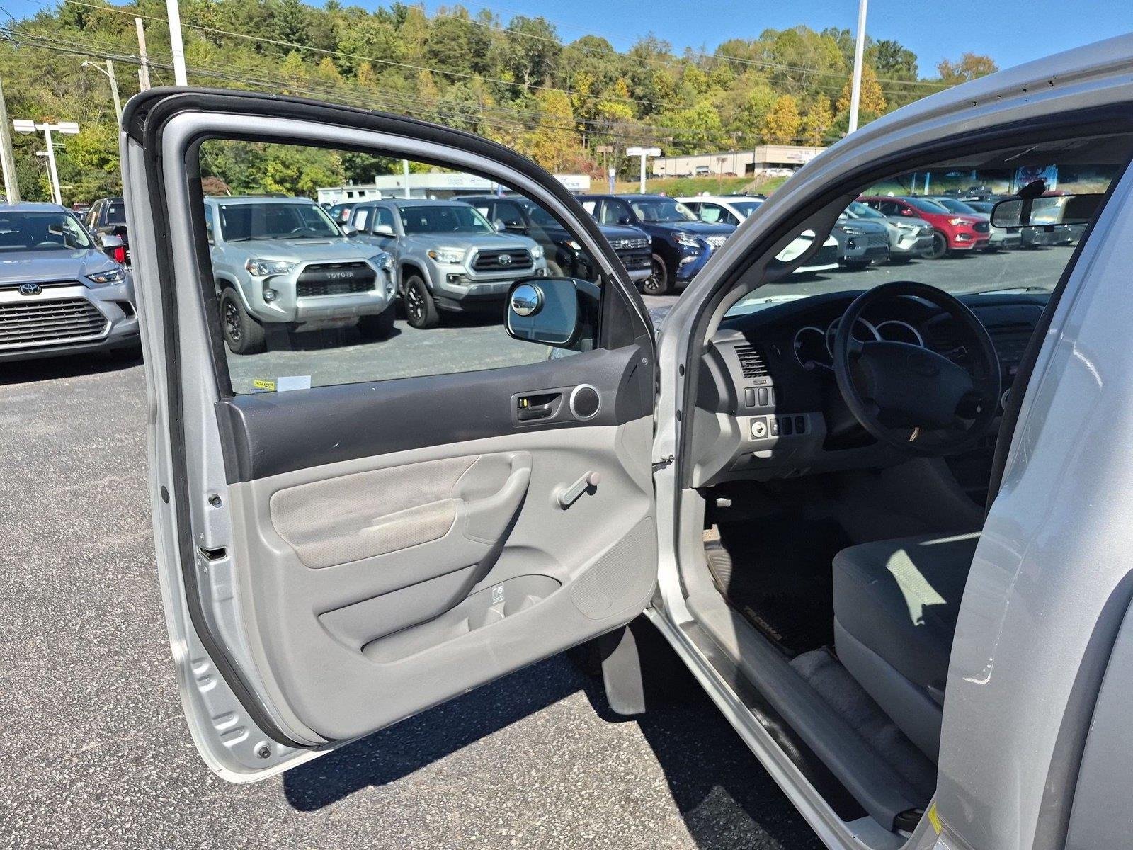 Used 2011  TOYOTA REGCAB image 14