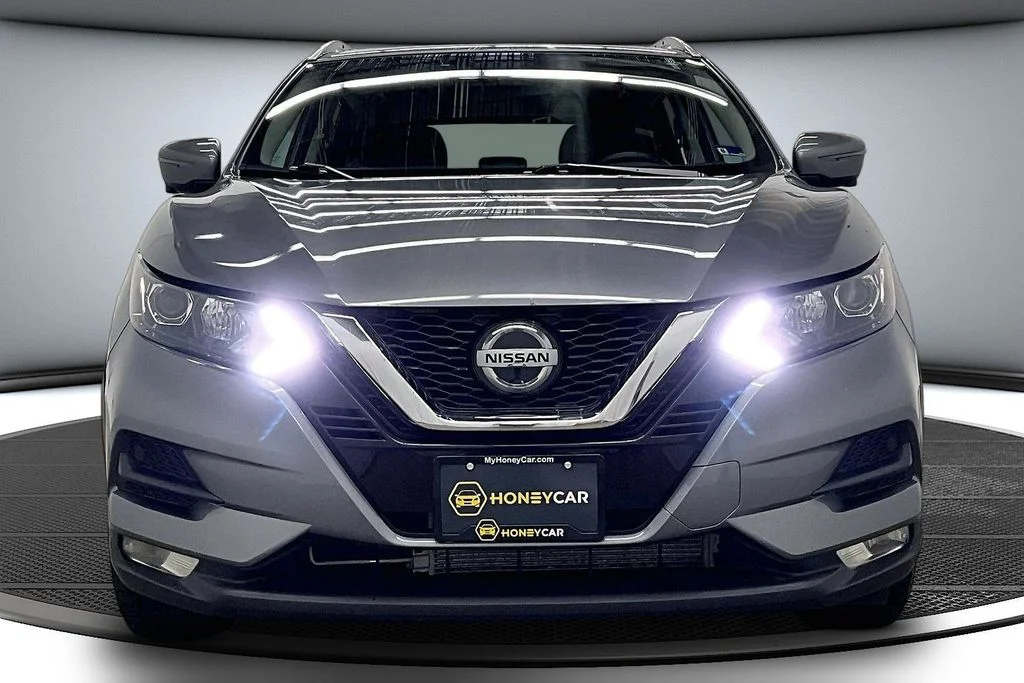 Used 2022 Gray Nissan SV image 2