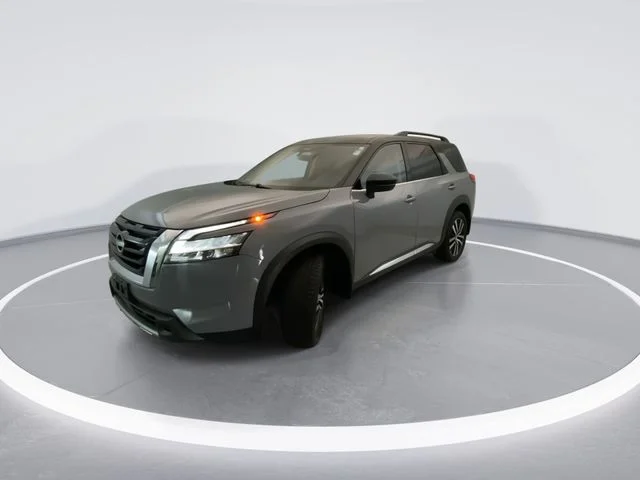 Used 2024 Gray Nissan Platinum image 4