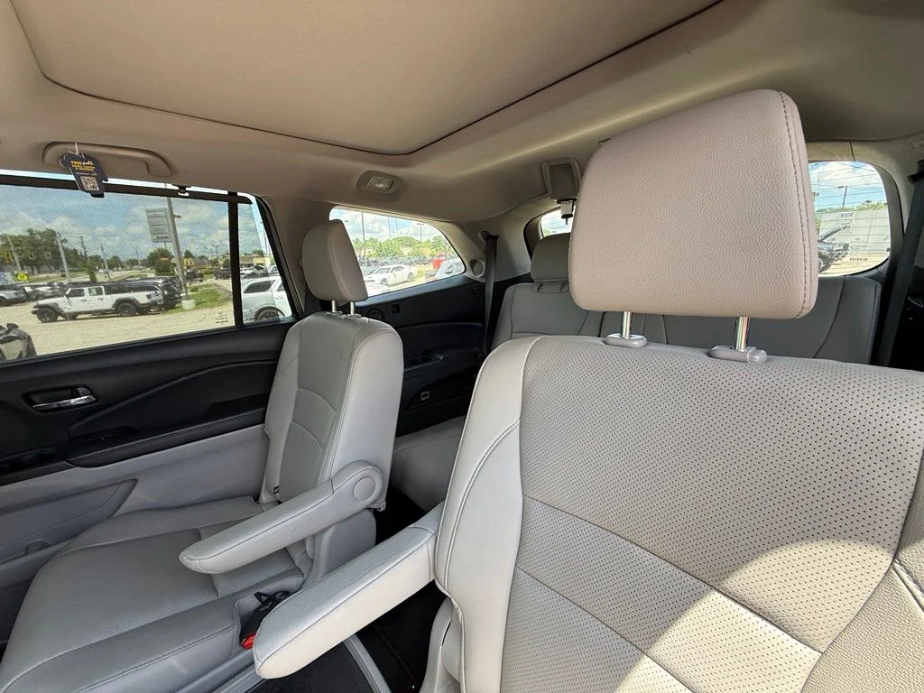 Used 2018 Blue Honda Elite image 24