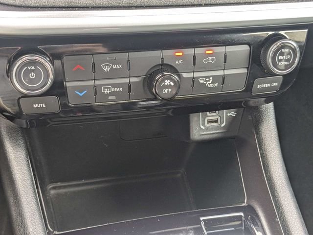 Used 2024  Jeep Latitude image 23