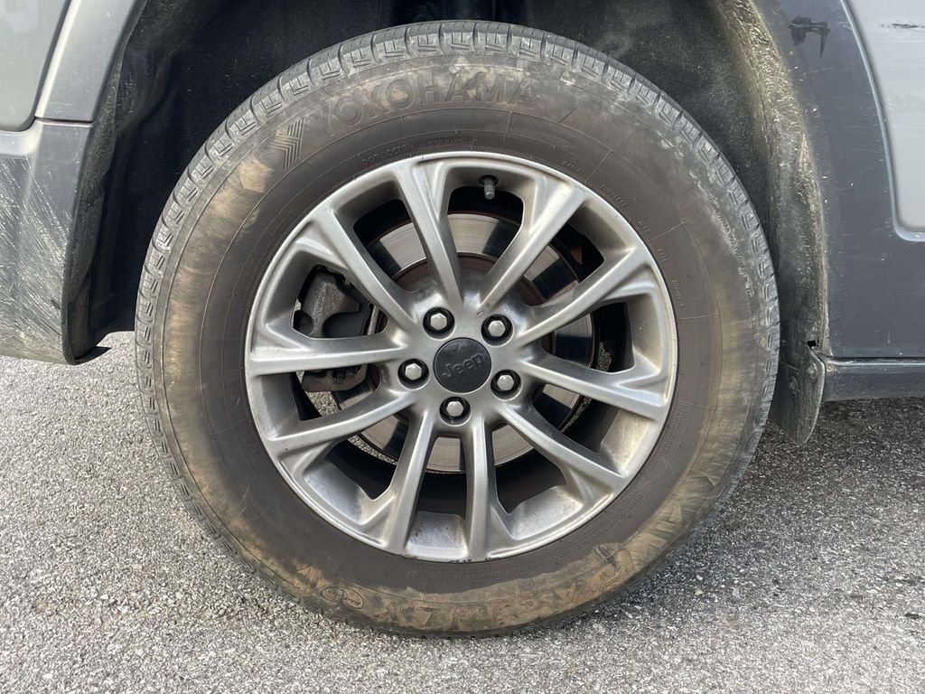 Used 2021 Sting-Gray Clearcoat Jeep Latitude Lux image 5