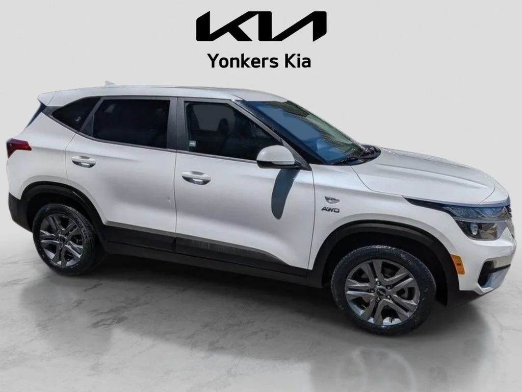 Used 2022 White Kia LX image 5