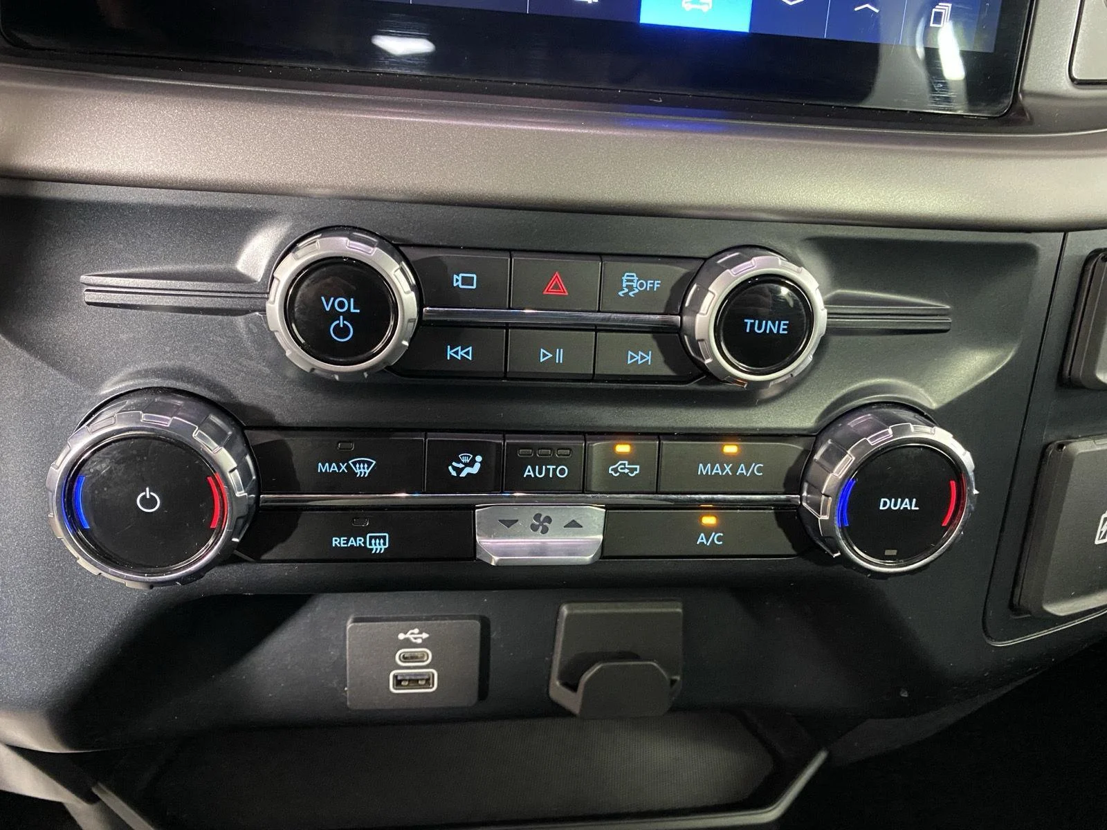 Used 2025 Iconic Silver Ford XLT image 19