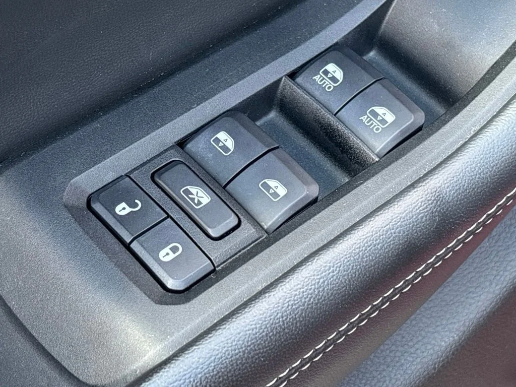 Used 2023 Red Jeep Altitude image 21