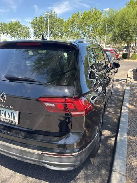 Used 2024 Deep Black Volkswagen SE image 7