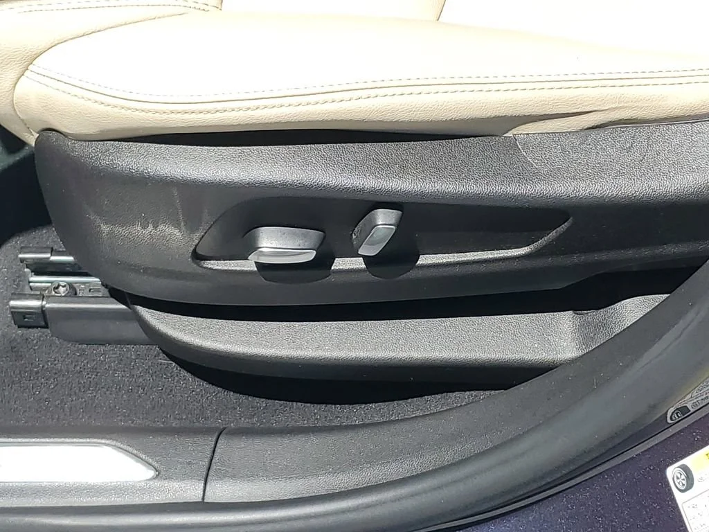 Used 2018 HARBOR BLUE METALLIC Cadillac FWD image 16
