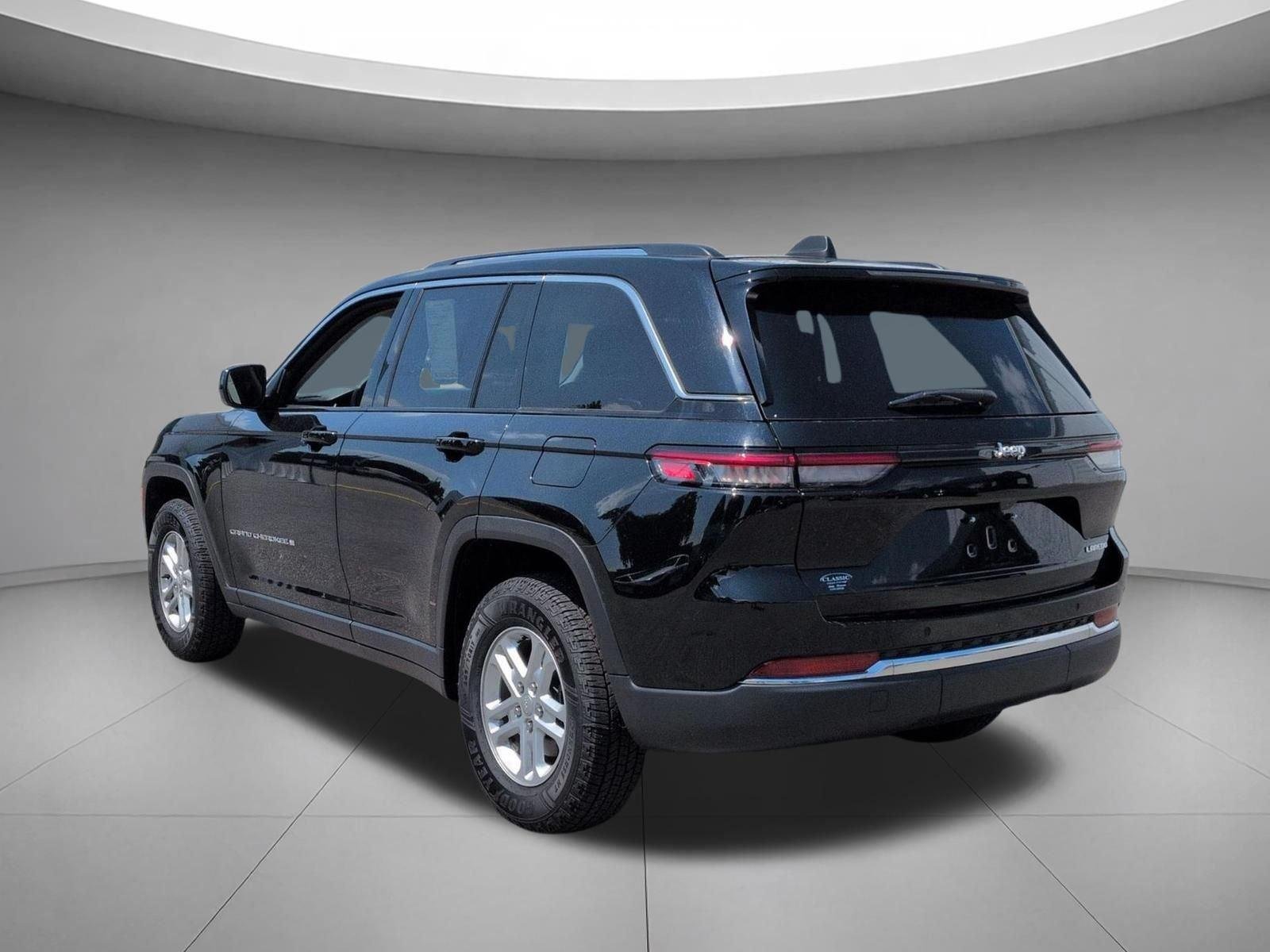 Used 2023 Diamond Black Crystal Pearlcoat Jeep Laredo image 3