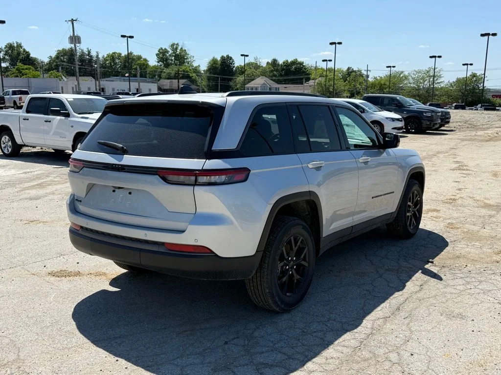 New 2026 Silver Zynith Exterior Paint Jeep Altitude image 6