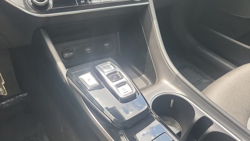 Certified Used 2022 Silver Hyundai SE image 15