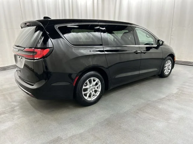 Used 2025 Black Chrysler Select image 4