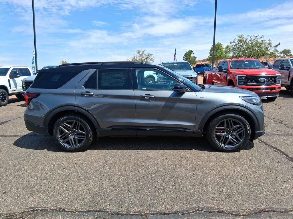 New 2025 Carbonized Gray Metallic Ford ST-Line image 6