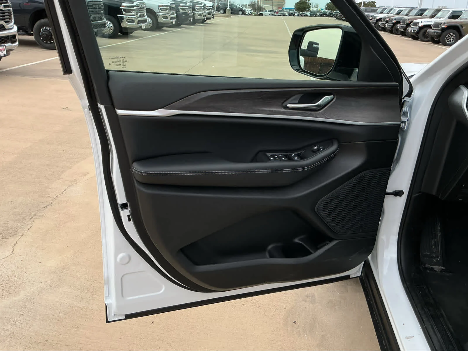 New 2026 Bright White Clear-Coat Exterior Paint Jeep Laredo Altitude image 13