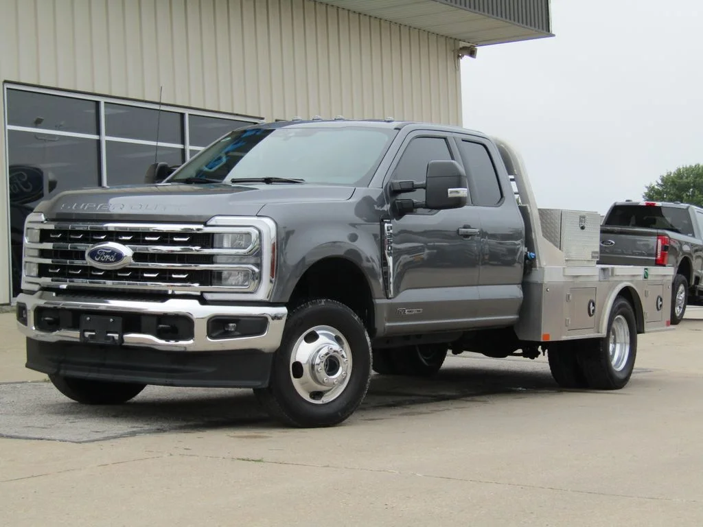 Used 2024 Gray Metallic Ford Lariat image 12