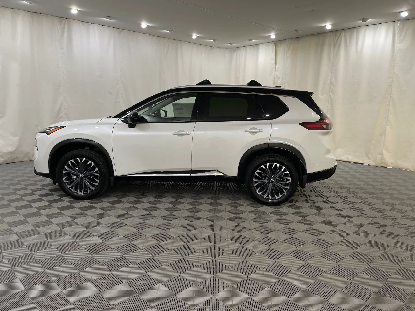 New 2026 Everest White Pearl/Super Black Nissan Platinum image 10