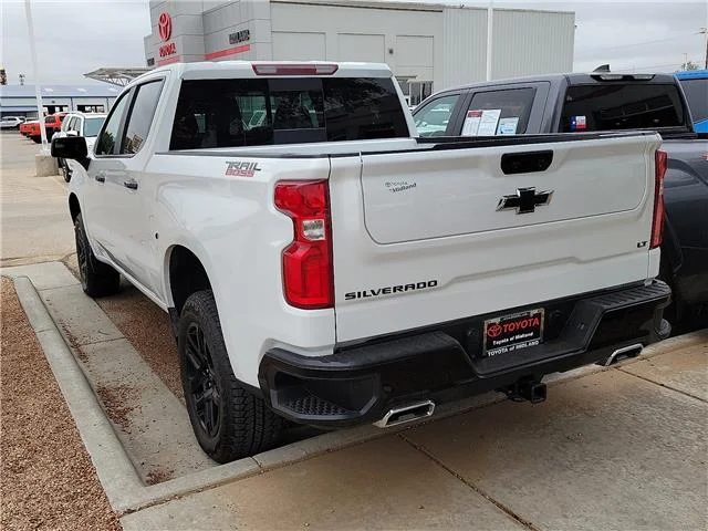 Used 2025 Summit White Chevrolet LT Trail Boss 4x4 Crew Cab 5.75 ft. box 147.4 in. image 3