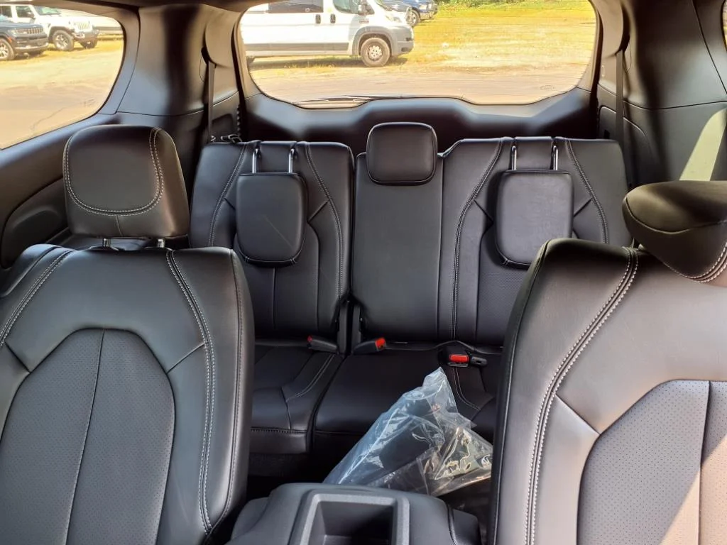 2026 Chrysler Pacifica Select - Photo 11