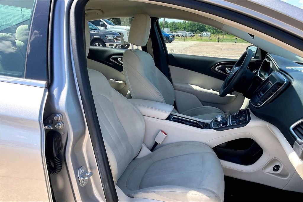 Used 2015 Silver Chrysler Limited image 29