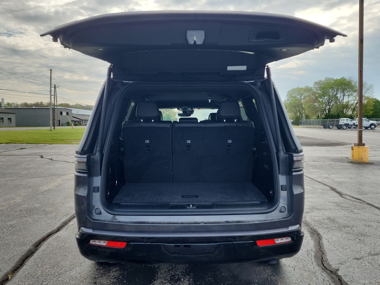New 2026 Baltic-Gray Metallic Clear-Coat Exterior Paint Jeep Limited Altitude image 24