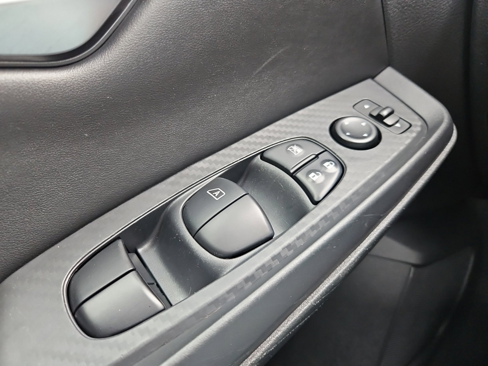 Used 2022 Silver Nissan S image 28
