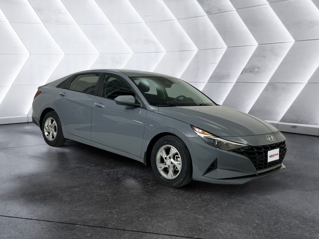 Used 2022 Gray Hyundai SE image 1