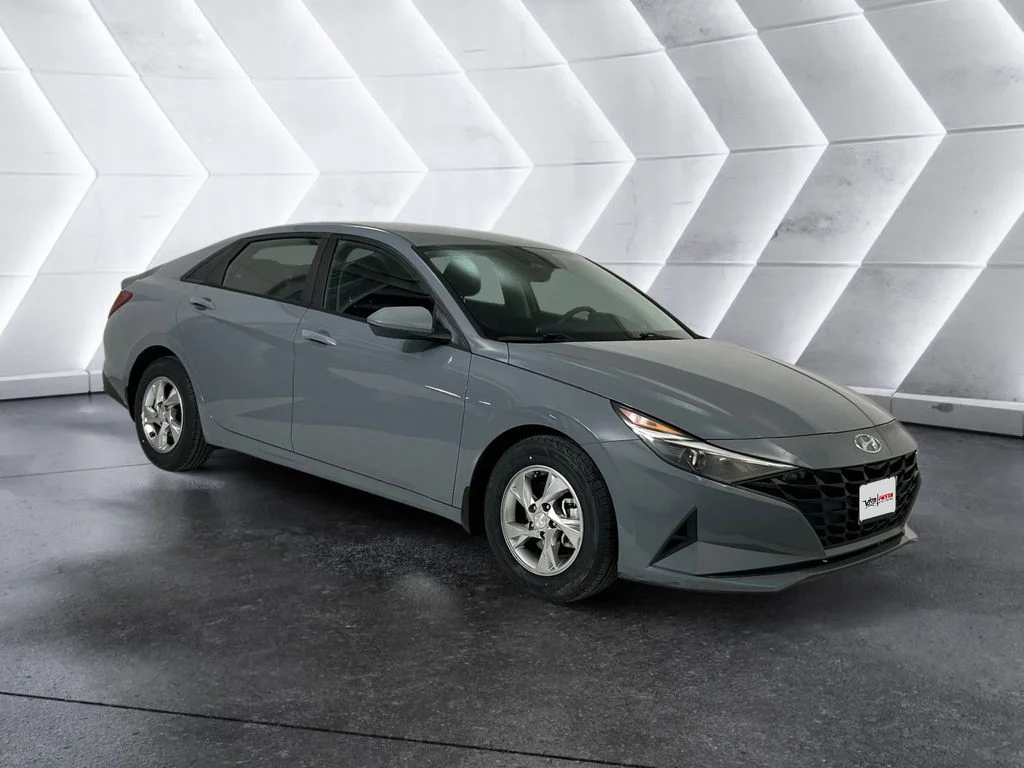 Used 2022 Gray Hyundai SE image 1