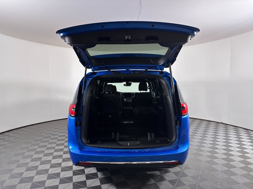 New 2026 Hydro Blue Pearl-Coat Exterior Paint Chrysler Select image 11