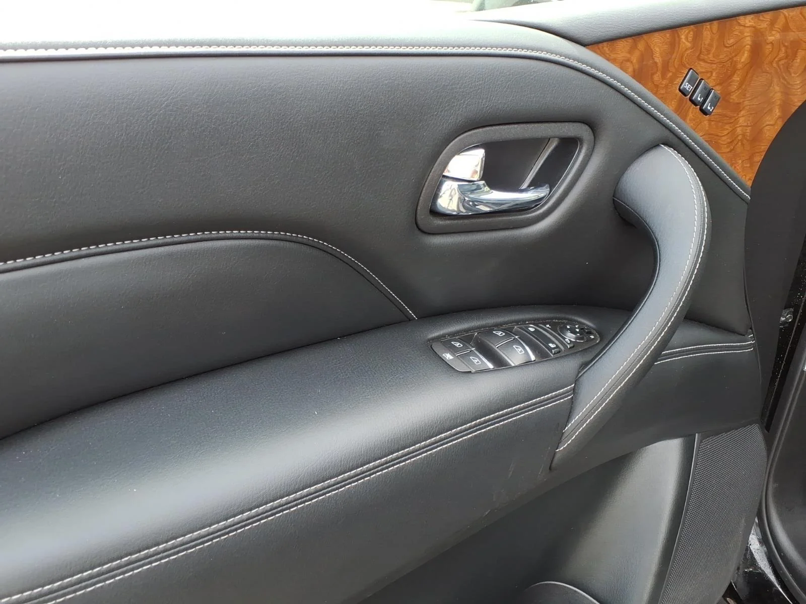 Used 2019 Black INFINITI LUXE image 11