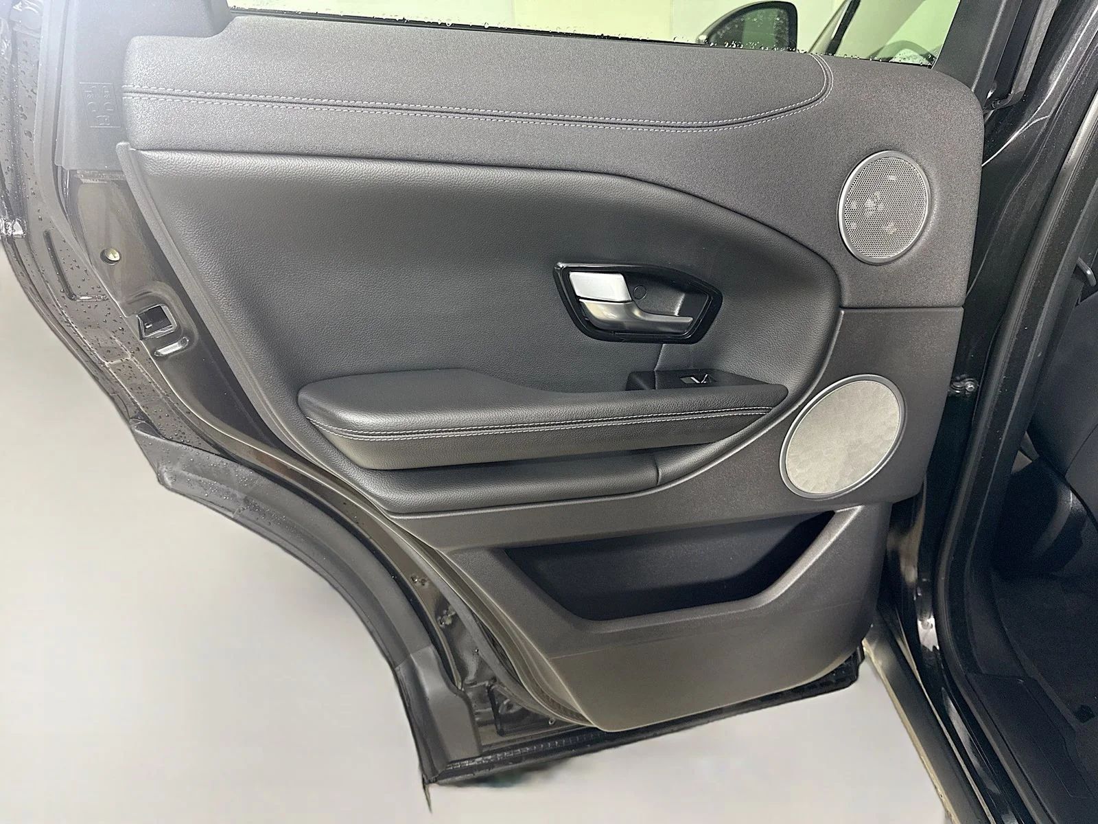 Used 2017  Land Rover SE image 22