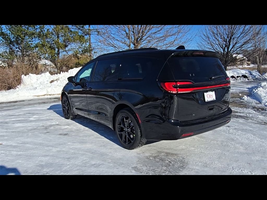 New 2026 Diamond Black Crystal Pearl-Coat Exterior Paint Chrysler Select image 6