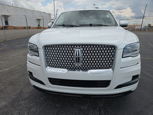 Used 2023 White Lincoln Reserve image 3
