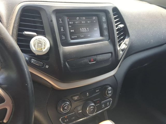 Used 2016 White Jeep Latitude image 19