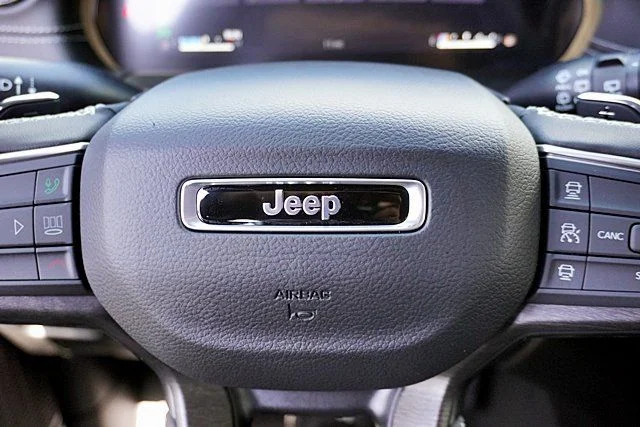 New 2026 Diamond Black Crystal Pearl-Coat Exterior Paint Jeep Limited image 38