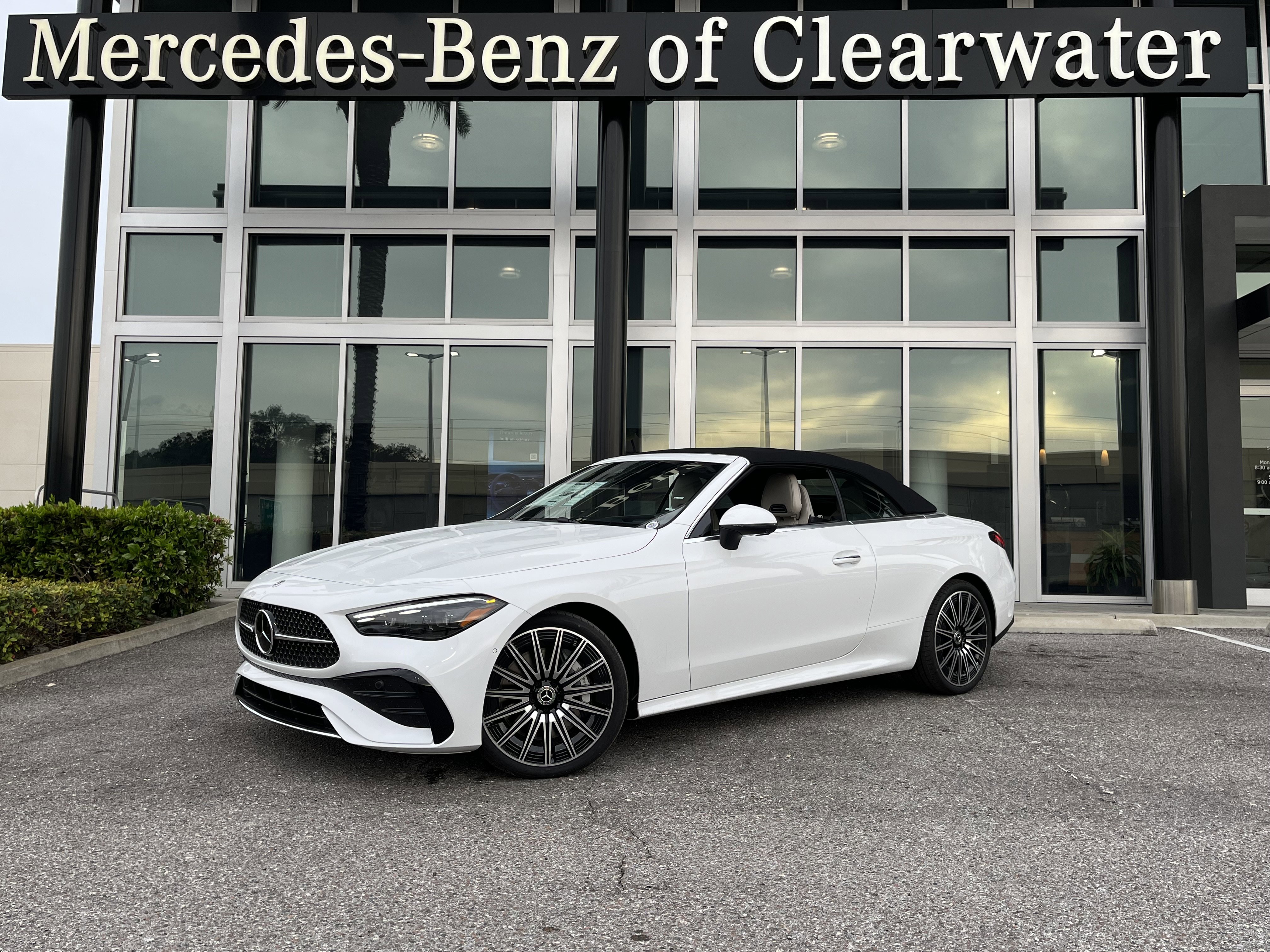 New 2026 MANUFAKTUR Moonlight White Metallic Mercedes-Benz CLE 450 image 1