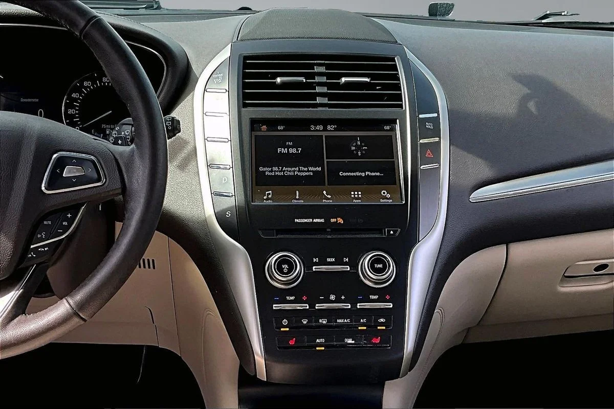 Used 2019 Red Lincoln Standard image 9