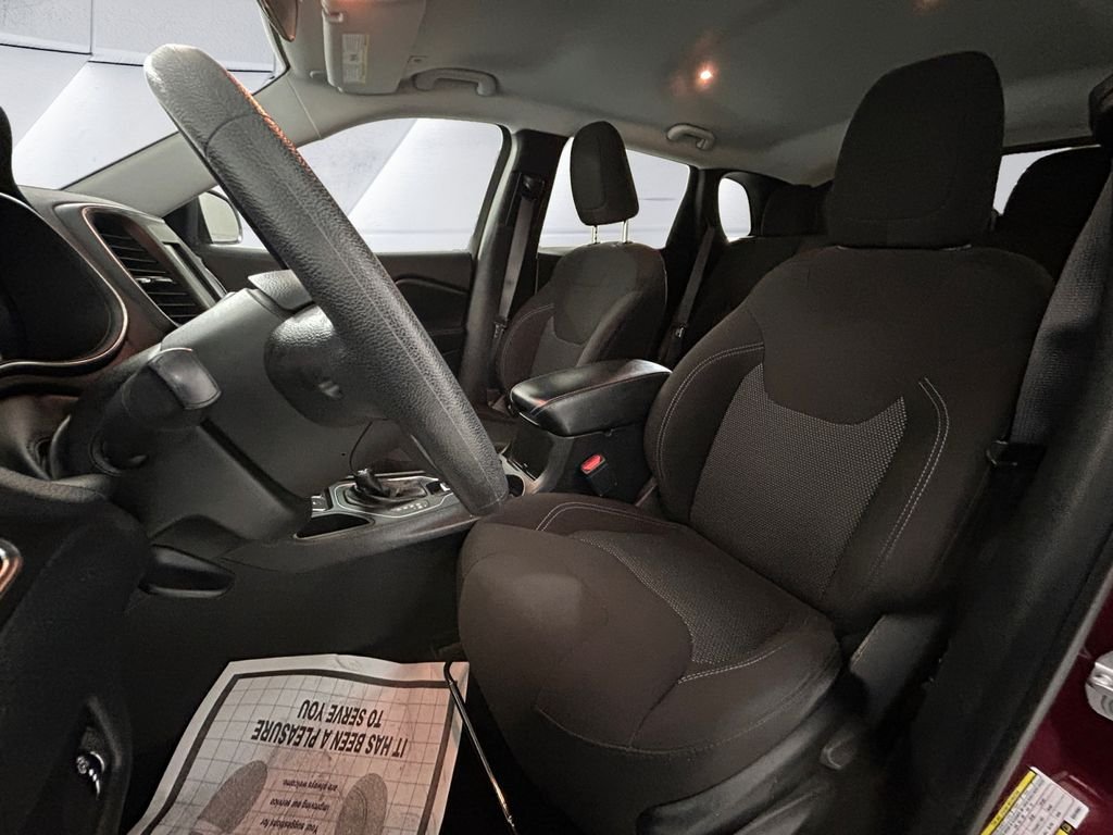 Used 2019 Red Jeep Latitude image 8