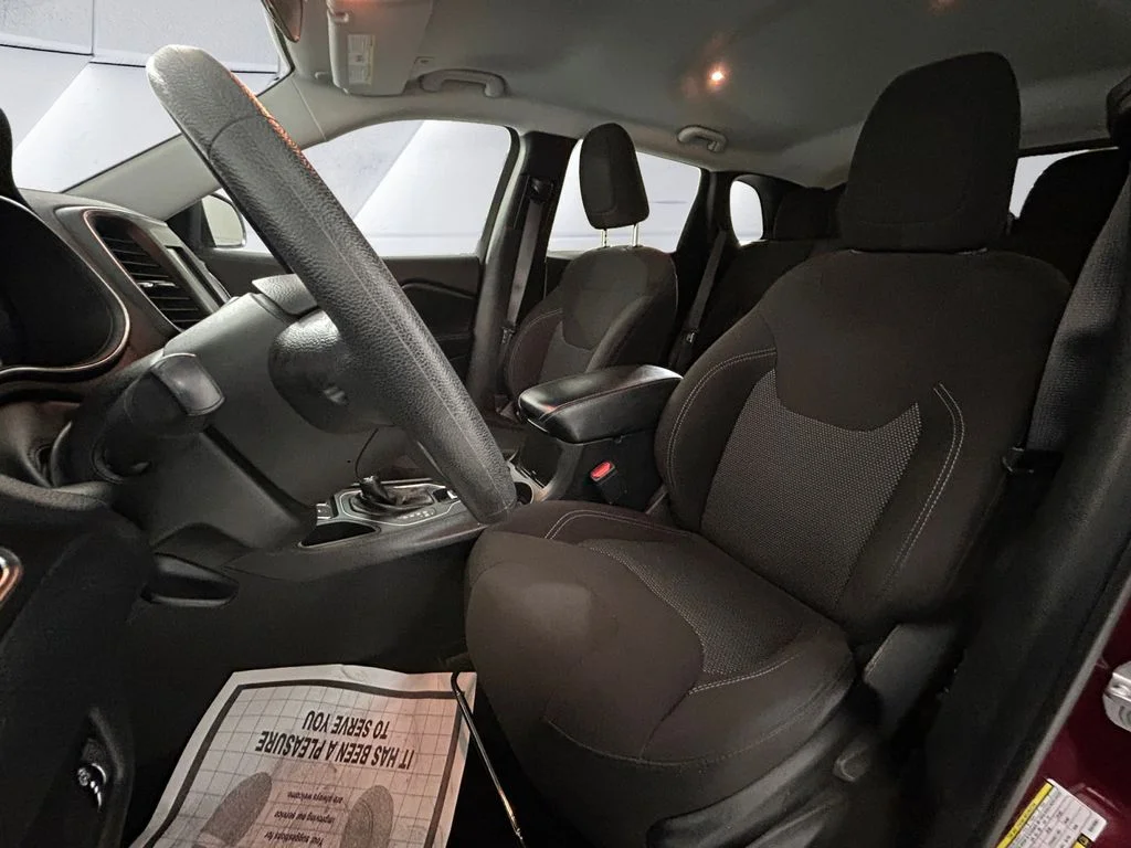 Used 2019 Red Jeep Latitude image 8