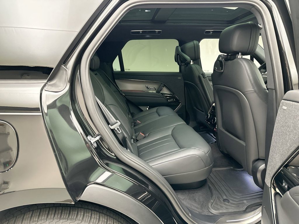 New 2027 Santorini Black Land Rover SE image 7