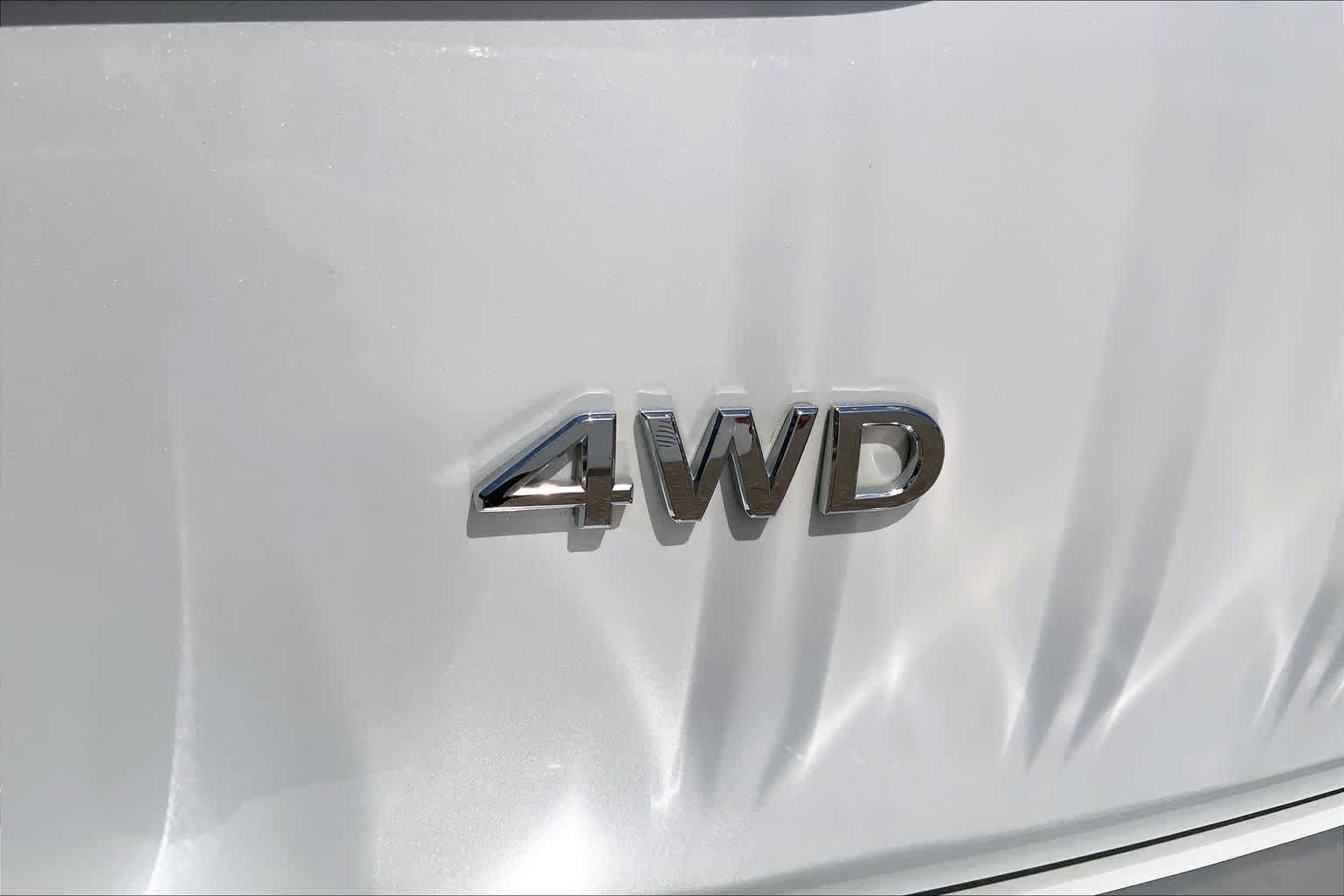 Used 2022 Moonstone White INFINITI LUXE image 31