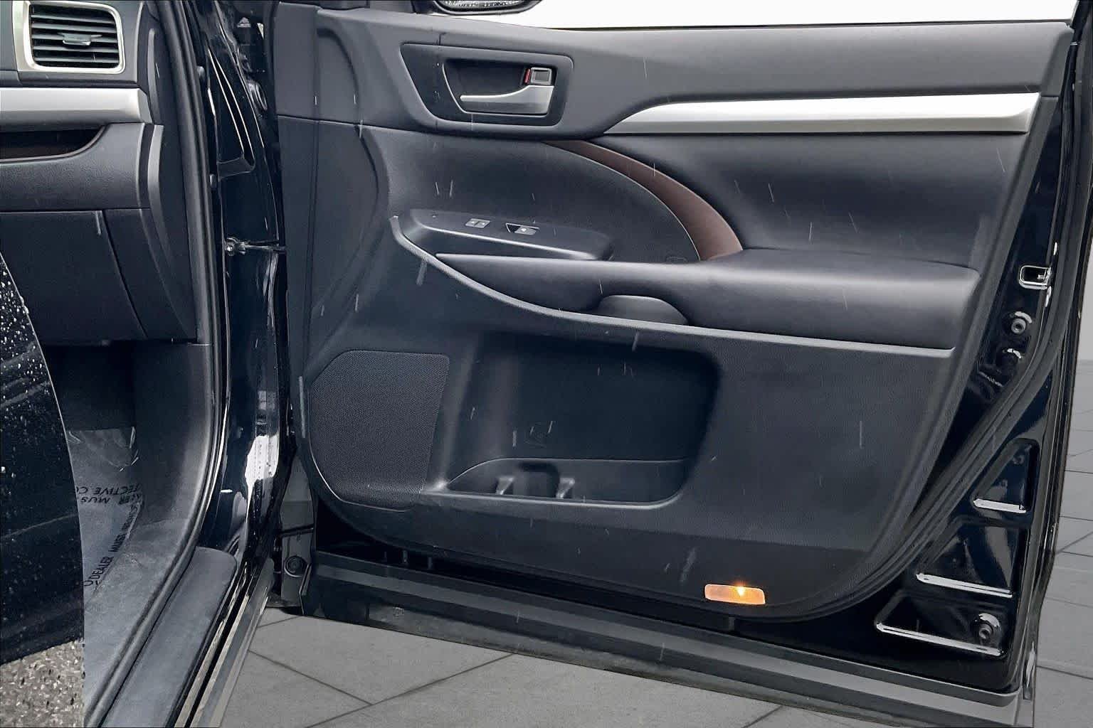 Used 2019 Midnight Black Metallic Toyota XLE image 22
