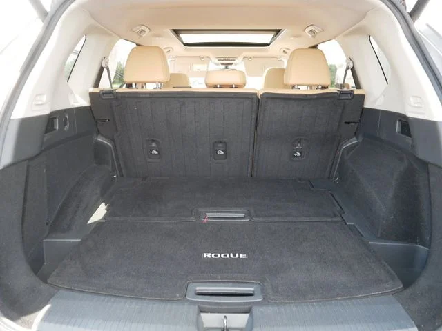 Used 2021 Gold Nissan Platinum image 17