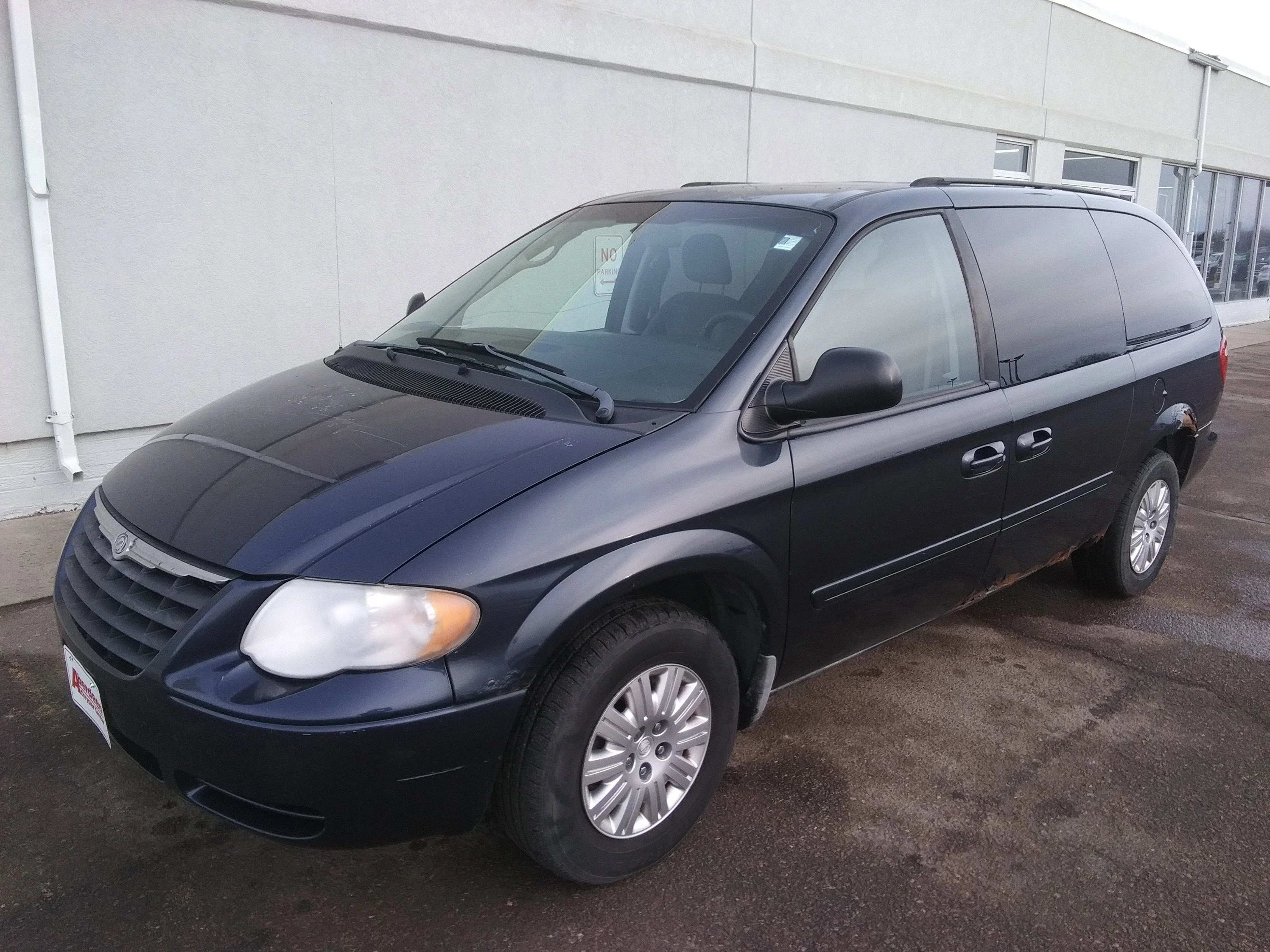 Used 2007 Chrysler Town & Country LX with VIN 2A4GP44R17R285201 for sale in Aberdeen, SD
